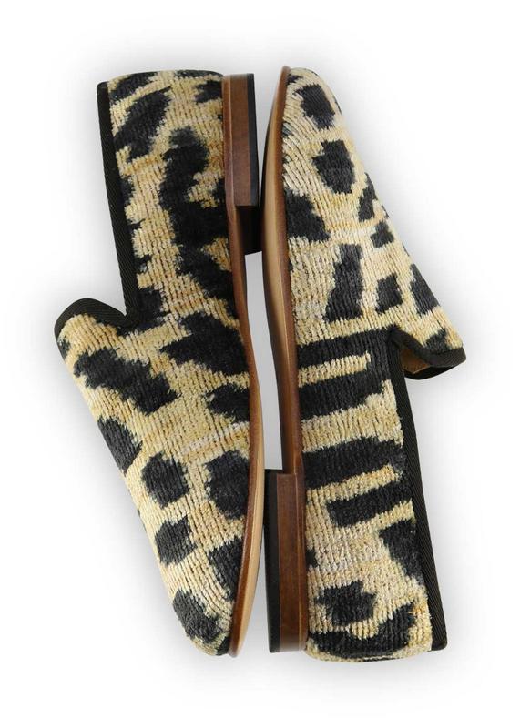 Handmade velvet smoking shoes.